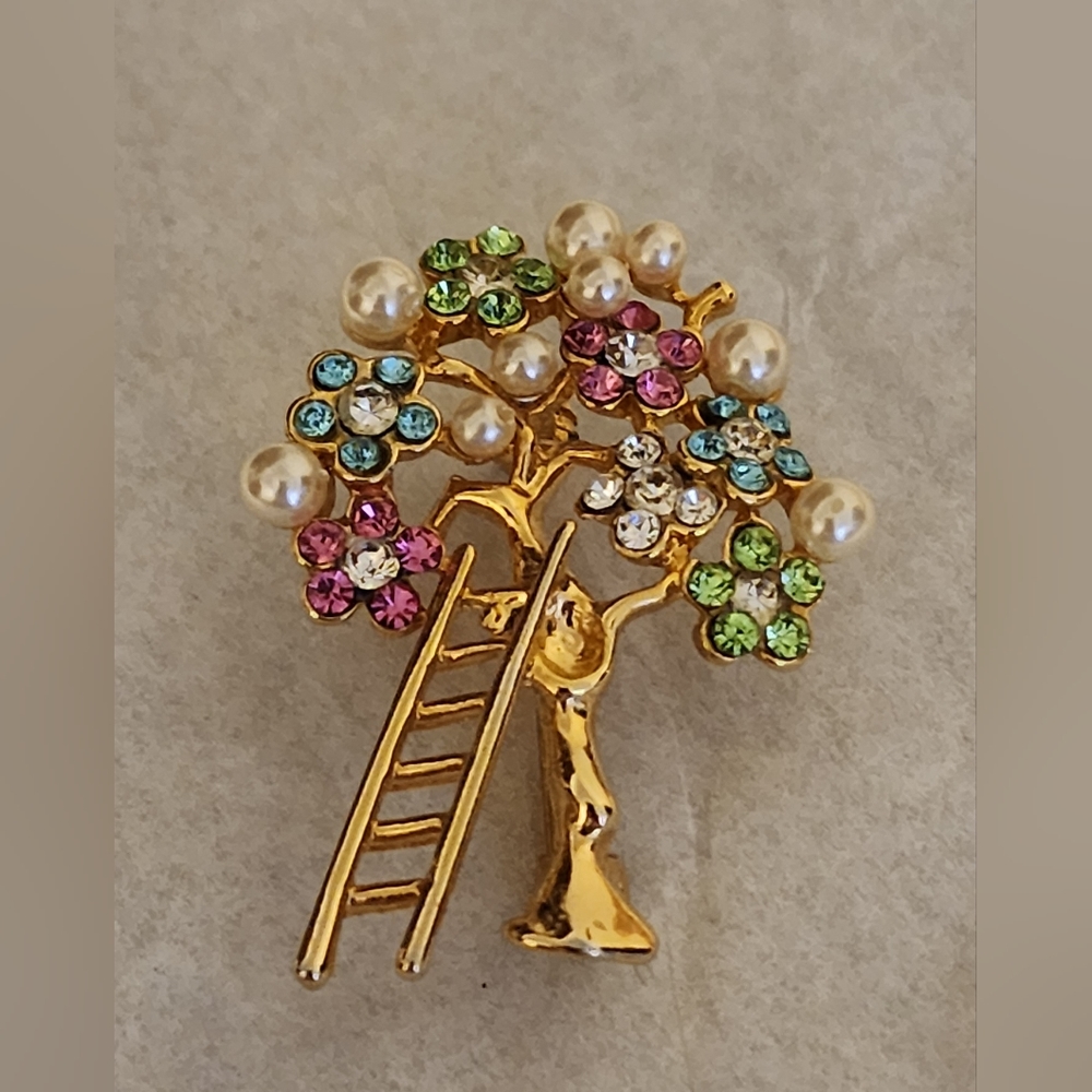 Goldtone floral tree with ladder brooch